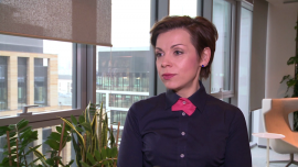 Ponad połowa osób w związkach obchodzi walentynki. Osoby starsze robią to rzadziej, ale są w stanie wydać na ten cel znacznie więcej Handel, BIZNES - Coraz więcej Polaków lubi walentynki. W tym roku święto planuje obchodzić 58 proc. osób pozostających w stałych związkach. Blisko połowa wyda na ten cel powyżej 100 zł, więcej średnio planują wydać mężczyźni. Walentynki świętują ludzie młodzi, wraz z wiekiem przywiązujemy do nich mniejszą wagę. Jeśli jednak osoby w wieku powyżej 40 lat zdecydują się świętować, to szerzej otwierają portfele. Z myślą o swojej sympatii są w stanie wydać 500 zł lub więcej.