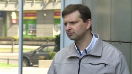 Polacy nie zwiększają wydatków na święta. Odkładają pieniądze na większe zakupy Handel, BIZNES - Większe zasoby finansowe, jakie mają do dyspozycji Polacy, nie będą wykorzystywane na doraźne okoliczności jak święta wielkanocne, lecz raczej odkładane na poważniejsze zakupy – uważa ekonomista Marek Zuber. To dlatego deklarowane na organizacje świąt wydatki nie są znacząco wyższe niż rok temu. Planom zakupowym nie przeszkodzi nawet inflacja, która powinna się utrzymywać w okolicach celu inflacyjnego.