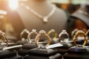 Jewelry diamond rings and necklaces show in luxury retail store window display Jubiler online – Coraz większa ilość złota, także biżuterii, jest sprzedawana online