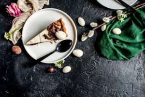 Tarta cha┼éwowa Wielkanocna tradycja z twistem: Sernik podwójnie chałwowy, Tarta z sezamową nutą oraz Mazurek chałwowy